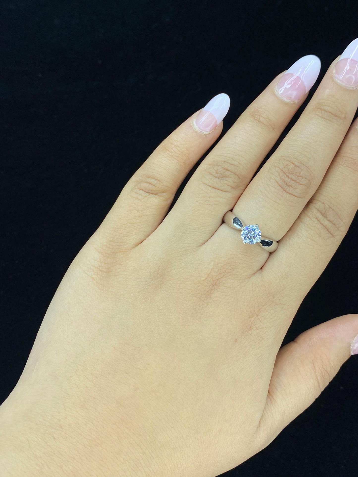 Adjustable solitaire ring